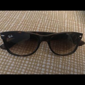 Ray-Ban Wayfarer Women’s Sunglasses